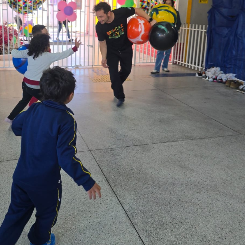 Luís Martini em expressividade corporal com crianças