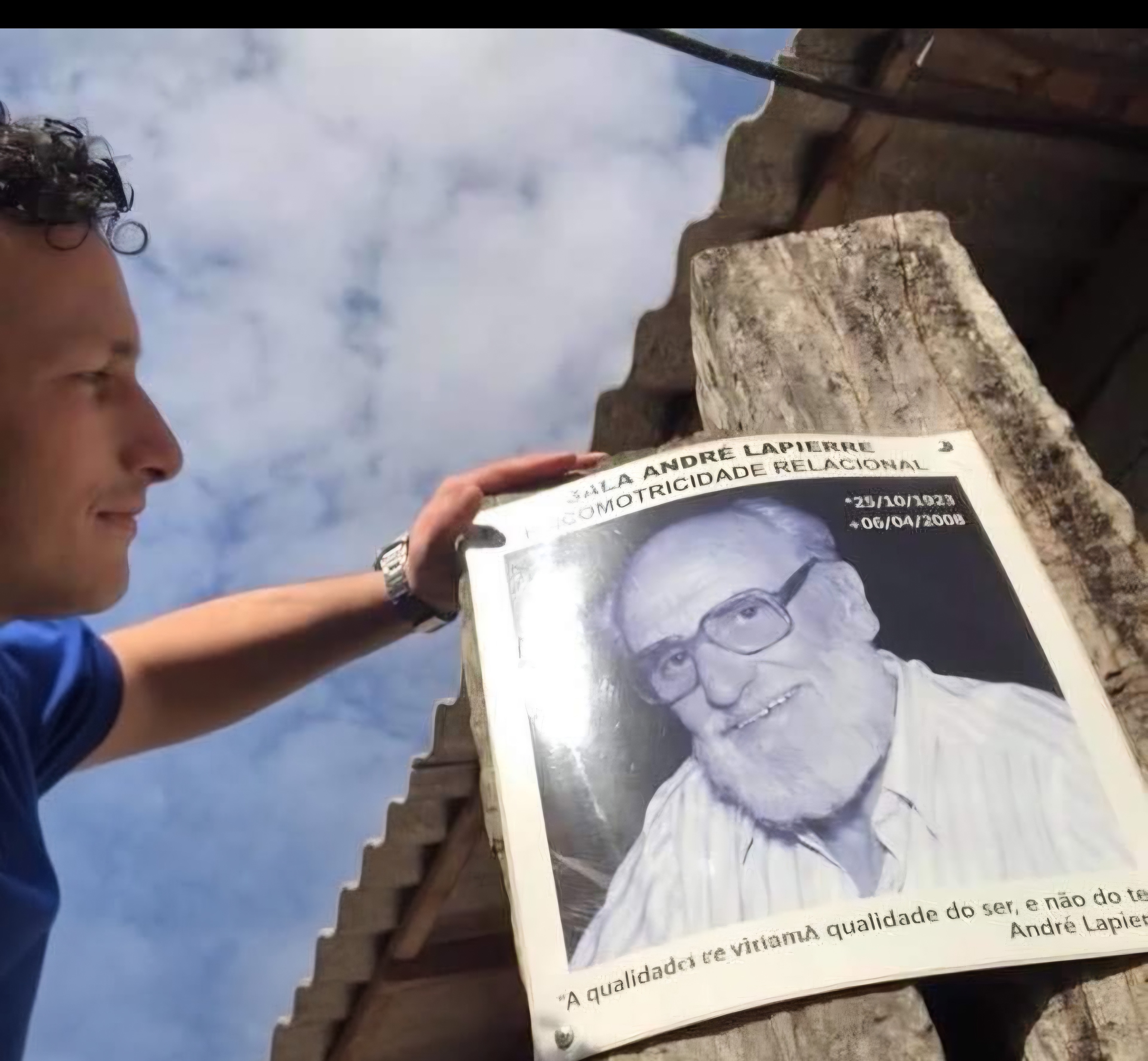 Luis Martini com a placa em homenagem a André Lapierre